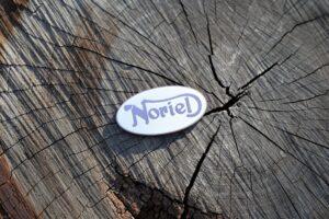 Pravý smalt • Genuine Enamel – Noriel badge