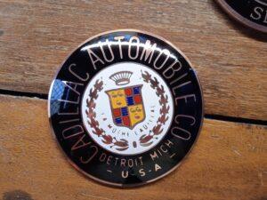 Pravý smalt • Genuine Enamel – Cadillac Automobile 1902